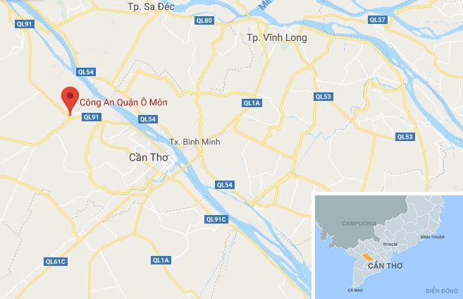 Cảnh sát phát nước suối miễn phí cho người dân về miền Tây nghỉ lễ