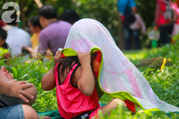 Ảnh: Thảo Cầm Viên vỡ trận, trẻ nhỏ gào khóc, ngồi gặm bánh mì chen chúc nhau giữa trời nắng 40 độ