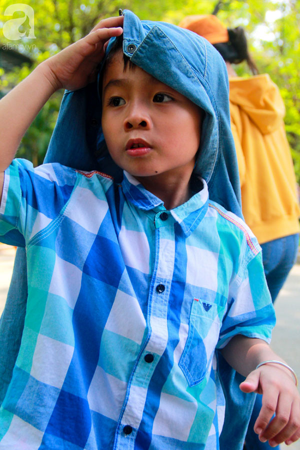 Ảnh: Thảo Cầm Viên vỡ trận, trẻ nhỏ gào khóc, ngồi gặm bánh mì chen chúc nhau giữa trời nắng 40 độ