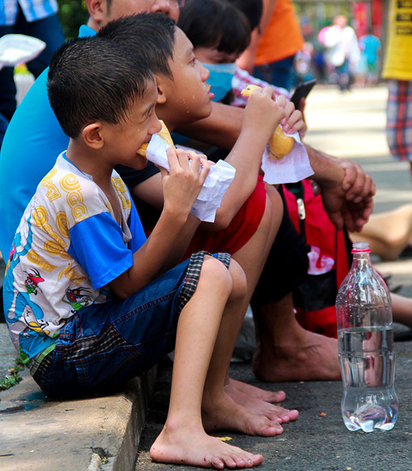 Ảnh: Thảo Cầm Viên vỡ trận, trẻ nhỏ gào khóc, ngồi gặm bánh mì chen chúc nhau giữa trời nắng 40 độ