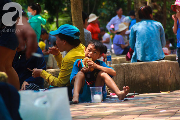 Ảnh: Thảo Cầm Viên vỡ trận, trẻ nhỏ gào khóc, ngồi gặm bánh mì chen chúc nhau giữa trời nắng 40 độ