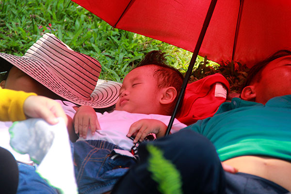 Ảnh: Thảo Cầm Viên vỡ trận, trẻ nhỏ gào khóc, ngồi gặm bánh mì chen chúc nhau giữa trời nắng 40 độ