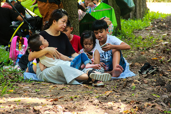 Ảnh: Thảo Cầm Viên vỡ trận, trẻ nhỏ gào khóc, ngồi gặm bánh mì chen chúc nhau giữa trời nắng 40 độ