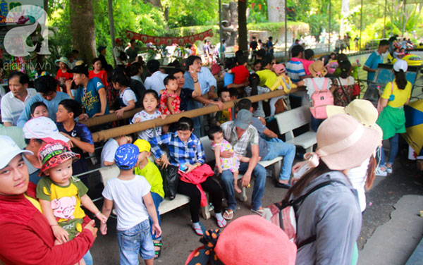 Ảnh: Thảo Cầm Viên vỡ trận, trẻ nhỏ gào khóc, ngồi gặm bánh mì chen chúc nhau giữa trời nắng 40 độ