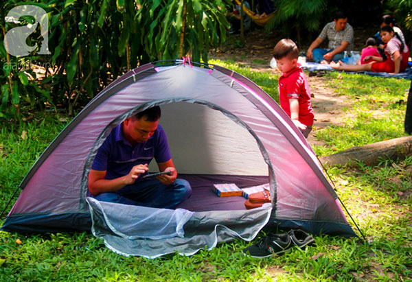 Ảnh: Thảo Cầm Viên vỡ trận, trẻ nhỏ gào khóc, ngồi gặm bánh mì chen chúc nhau giữa trời nắng 40 độ