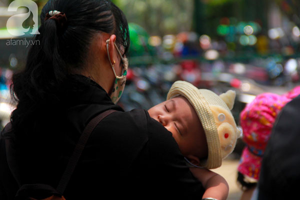 Ảnh: Thảo Cầm Viên vỡ trận, trẻ nhỏ gào khóc, ngồi gặm bánh mì chen chúc nhau giữa trời nắng 40 độ