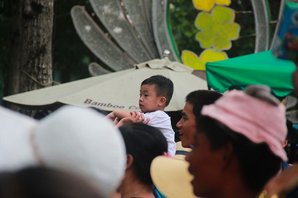 Ảnh: Thảo Cầm Viên vỡ trận, trẻ nhỏ gào khóc, ngồi gặm bánh mì chen chúc nhau giữa trời nắng 40 độ