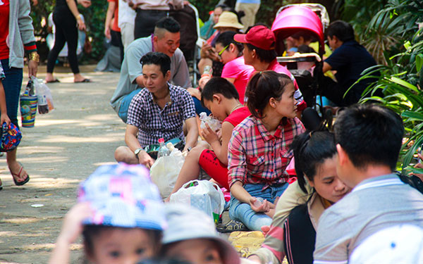 Ảnh: Thảo Cầm Viên vỡ trận, trẻ nhỏ gào khóc, ngồi gặm bánh mì chen chúc nhau giữa trời nắng 40 độ