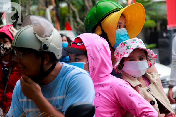 Ảnh: Thảo Cầm Viên vỡ trận, trẻ nhỏ gào khóc, ngồi gặm bánh mì chen chúc nhau giữa trời nắng 40 độ