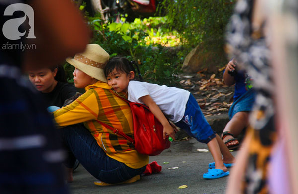 Ảnh: Thảo Cầm Viên vỡ trận, trẻ nhỏ gào khóc, ngồi gặm bánh mì chen chúc nhau giữa trời nắng 40 độ