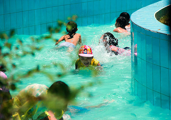 Ảnh: Thảo Cầm Viên vỡ trận, trẻ nhỏ gào khóc, ngồi gặm bánh mì chen chúc nhau giữa trời nắng 40 độ