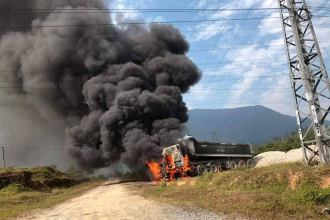 Xe đầu kéo cháy rụi sau khi vướng đường điện 35 kV