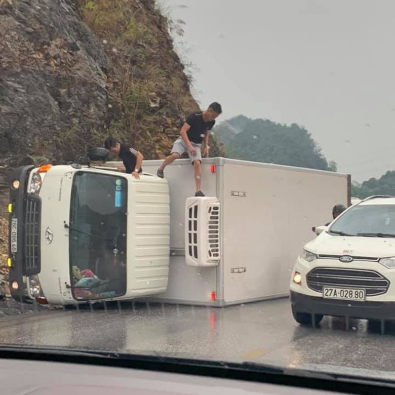 Clip: Xe tải ôm cua mất lái đâm vào sườn núi rồi lật ngang, hàng loạt xe máy may mắn thoát tai nạn trong gang tấc