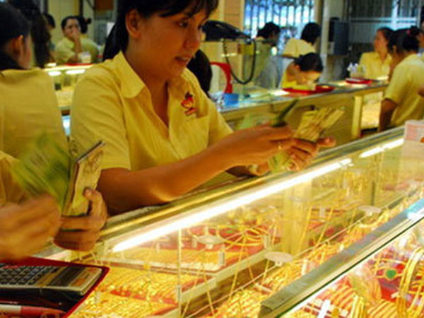 Giá vàng hôm nay 30/4: USD biến động kỷ lục, vàng tụt giảm