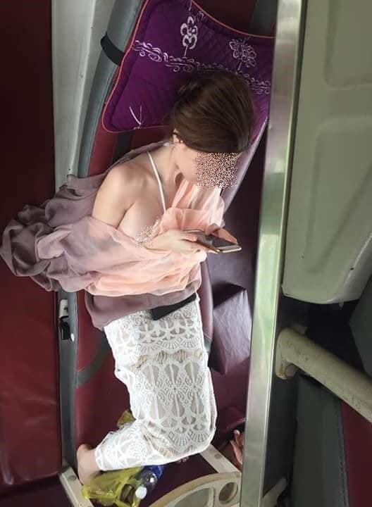 Đi xe giường nằm gặp khách nữ tầng dưới mặc váy ren, chàng trai nóng 40 độ vì vô tình thấy cô hở hết cả ngực