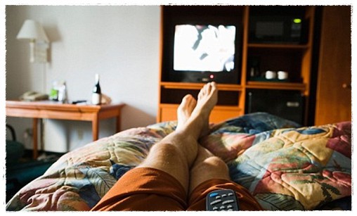 Nàng dâu ở nước ngoài kể chuyện mẹ chồng chăm đẻ mổ: Rác sinh hoạt 5 ngày không đổ, quần áo bẩn chất cao thành núi