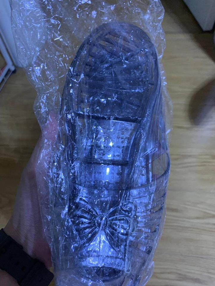 Muốn bạn gái làm công chúa giày thuỷ tinh nhưng lại tặng dép nhựa style ngoài chợ, thanh niên tỉnh bơ: Em thích chứ?