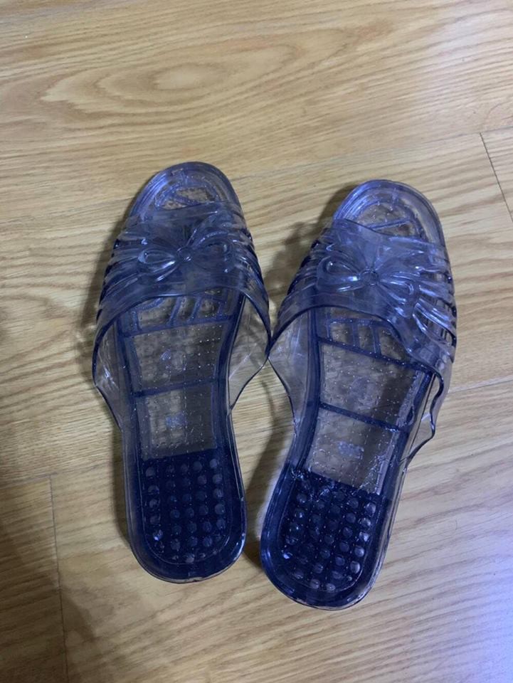 Muốn bạn gái làm công chúa giày thuỷ tinh nhưng lại tặng dép nhựa style ngoài chợ, thanh niên tỉnh bơ: Em thích chứ?