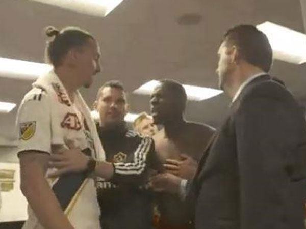 Vào tận phòng thay đồ xin lỗi, Ibra vẫn bị đối thủ đuổi cổ