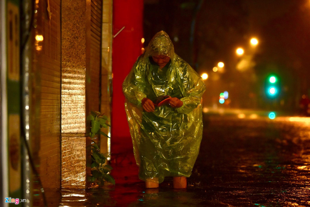 Ôtô Mercedes chết máy, rác lềnh bềnh sau trận mưa ngập lúc nửa đêm