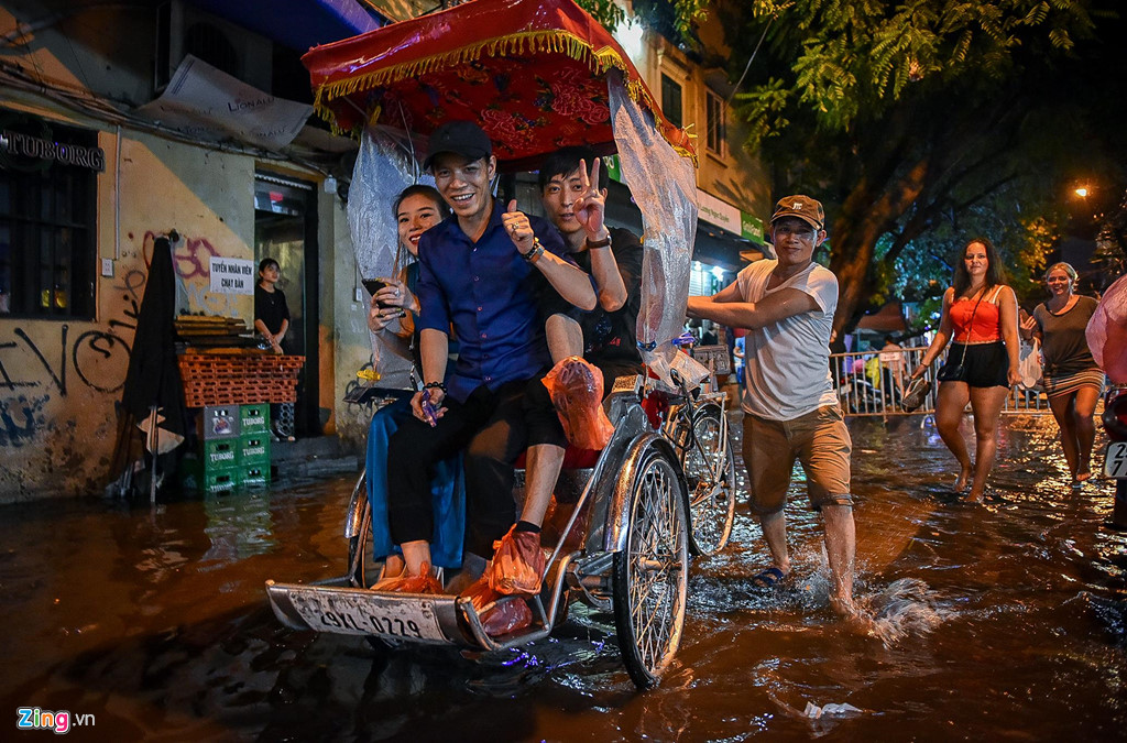Ôtô Mercedes chết máy, rác lềnh bềnh sau trận mưa ngập lúc nửa đêm