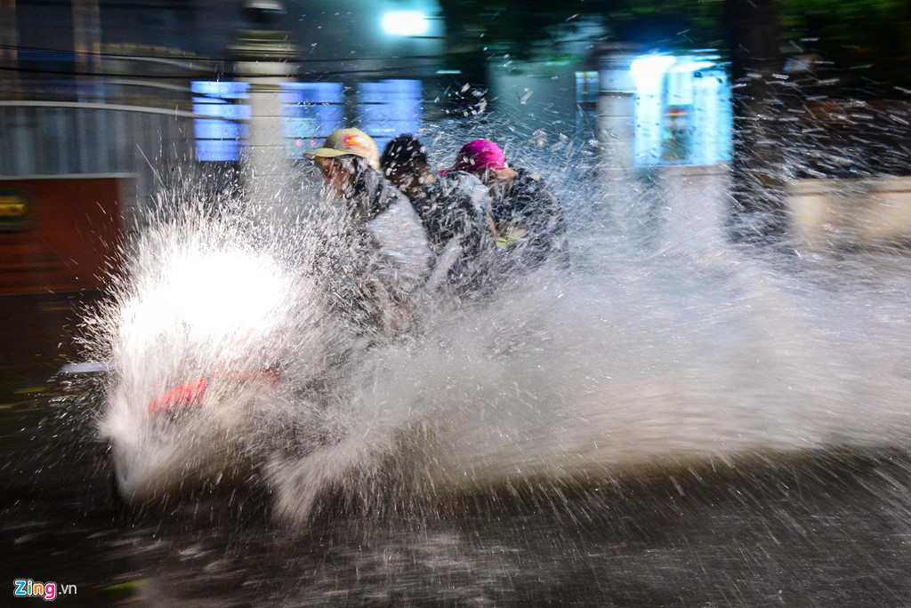 Ôtô Mercedes chết máy, rác lềnh bềnh sau trận mưa ngập lúc nửa đêm