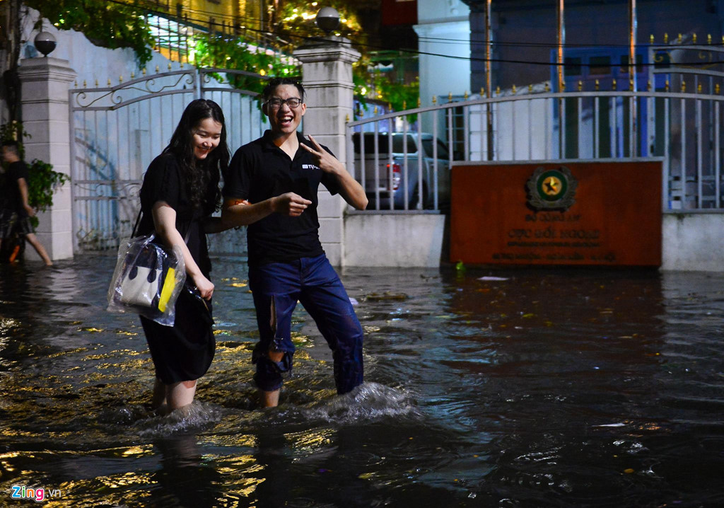 Ôtô Mercedes chết máy, rác lềnh bềnh sau trận mưa ngập lúc nửa đêm