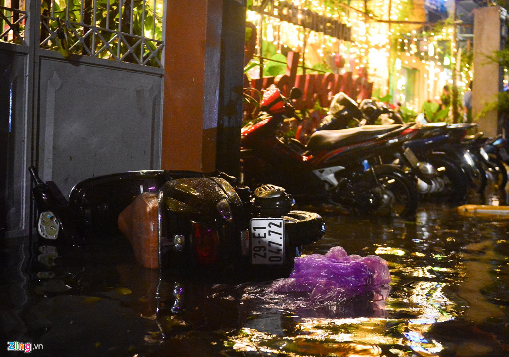 Ôtô Mercedes chết máy, rác lềnh bềnh sau trận mưa ngập lúc nửa đêm