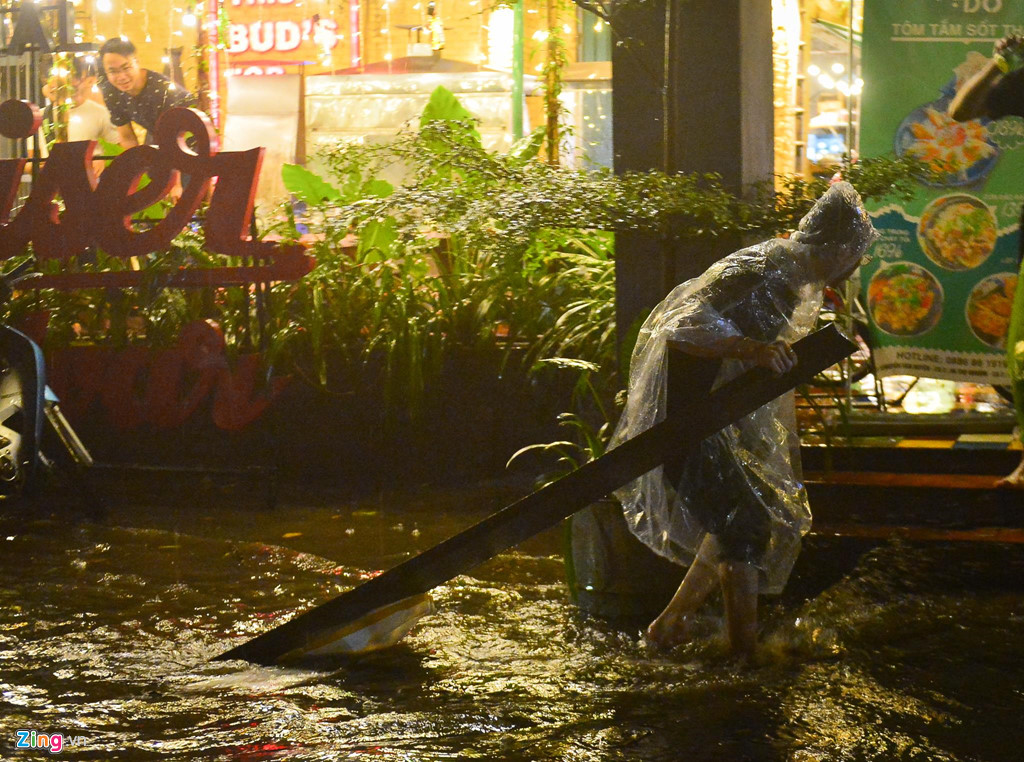 Ôtô Mercedes chết máy, rác lềnh bềnh sau trận mưa ngập lúc nửa đêm