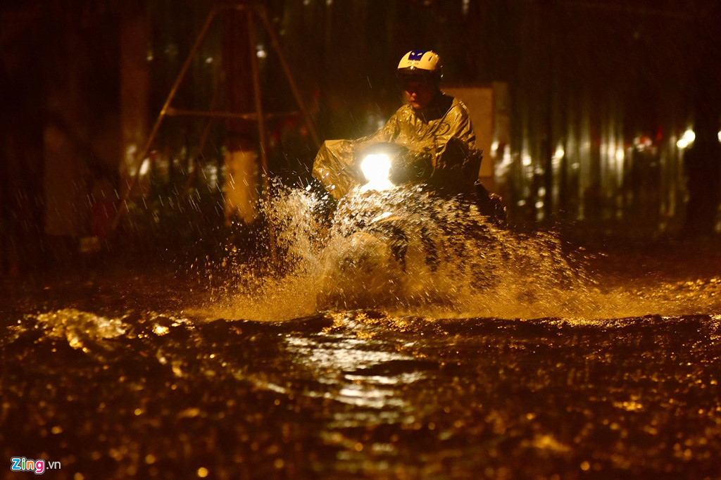 Ôtô Mercedes chết máy, rác lềnh bềnh sau trận mưa ngập lúc nửa đêm