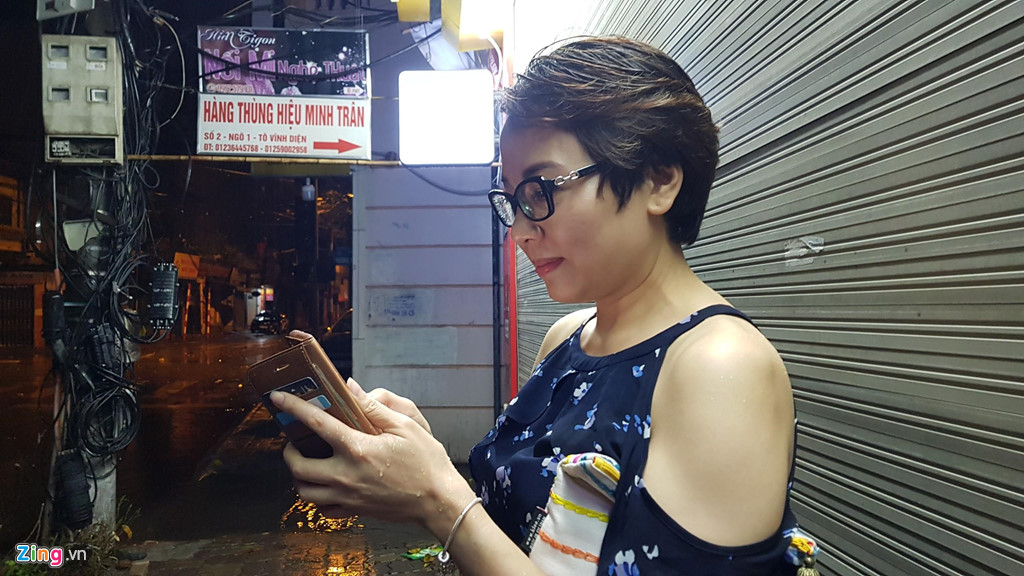 Ôtô Mercedes chết máy, rác lềnh bềnh sau trận mưa ngập lúc nửa đêm