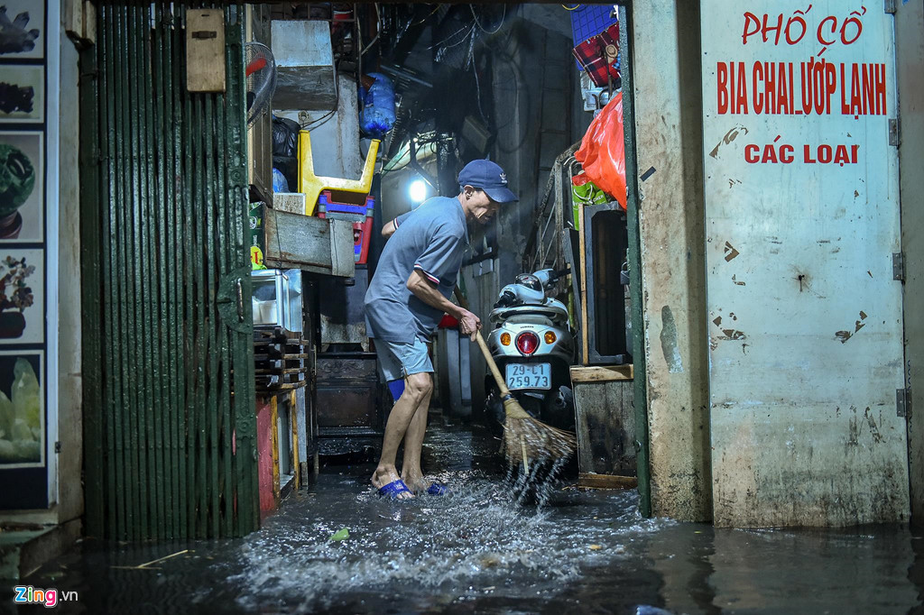 Ôtô Mercedes chết máy, rác lềnh bềnh sau trận mưa ngập lúc nửa đêm