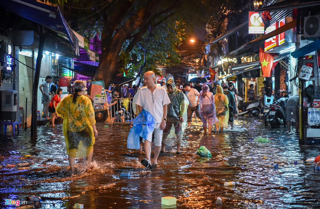 Ôtô Mercedes chết máy, rác lềnh bềnh sau trận mưa ngập lúc nửa đêm