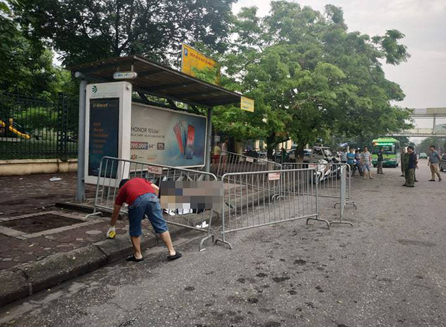 Hà Nội: Phát hiện một người đàn ông tử vong tại bến xe buýt sau đêm mưa lớn