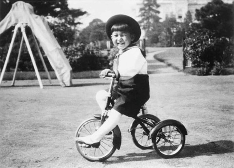 Cuộc đời Nhật hoàng Akihito qua ảnh: Bộ mặt nước Nhật suốt 3 thập kỷ