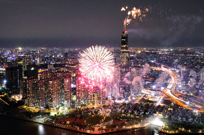 Pháo hoa sáng rực trời Sài Gòn