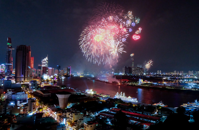 Pháo hoa sáng rực trời Sài Gòn