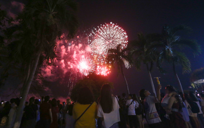 Pháo hoa sáng rực trời Sài Gòn