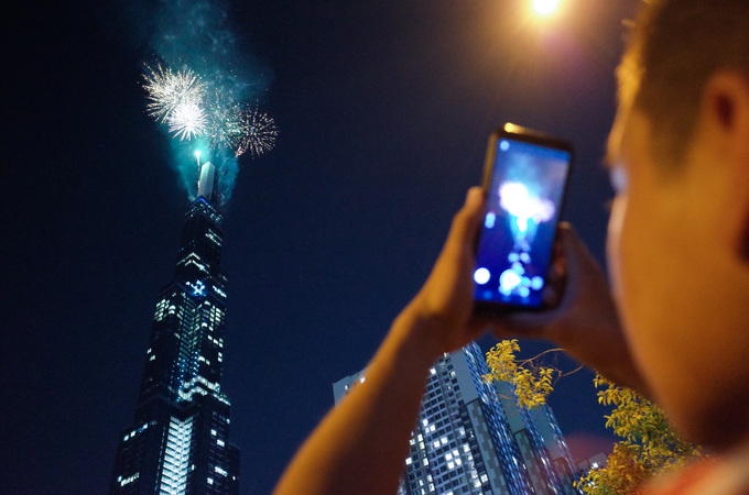 Pháo hoa sáng rực trời Sài Gòn