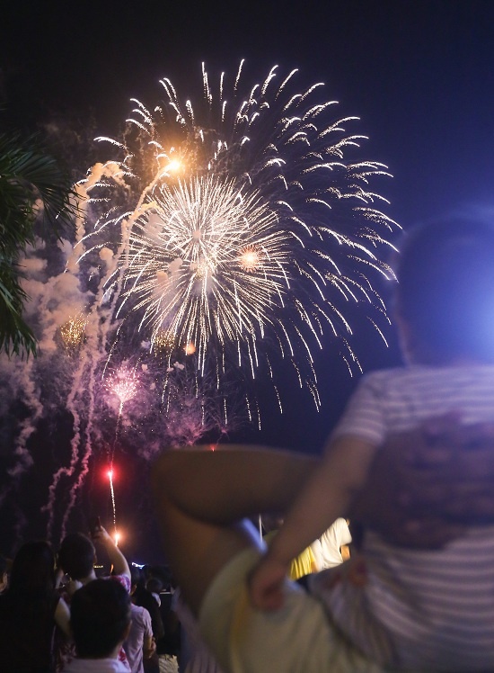 Pháo hoa sáng rực trời Sài Gòn