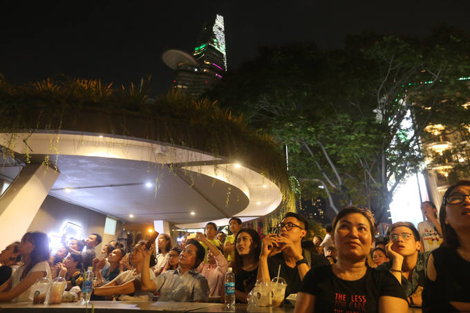 Pháo hoa sáng rực trời Sài Gòn