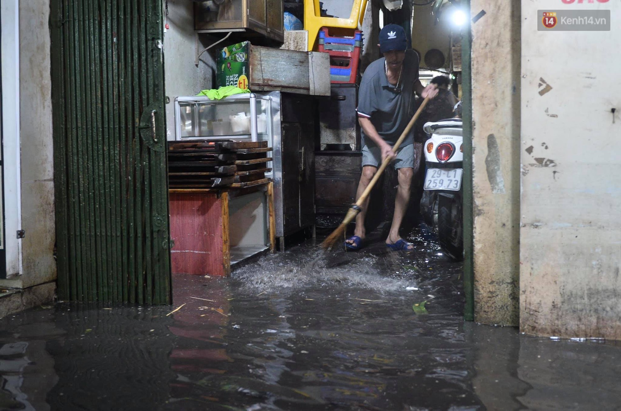 Hà Nội: Phố tây Tạ Hiện - Lương Ngọc Quyến mênh mông nước, nhiều cặp đôi phải cõng nhau di chuyển