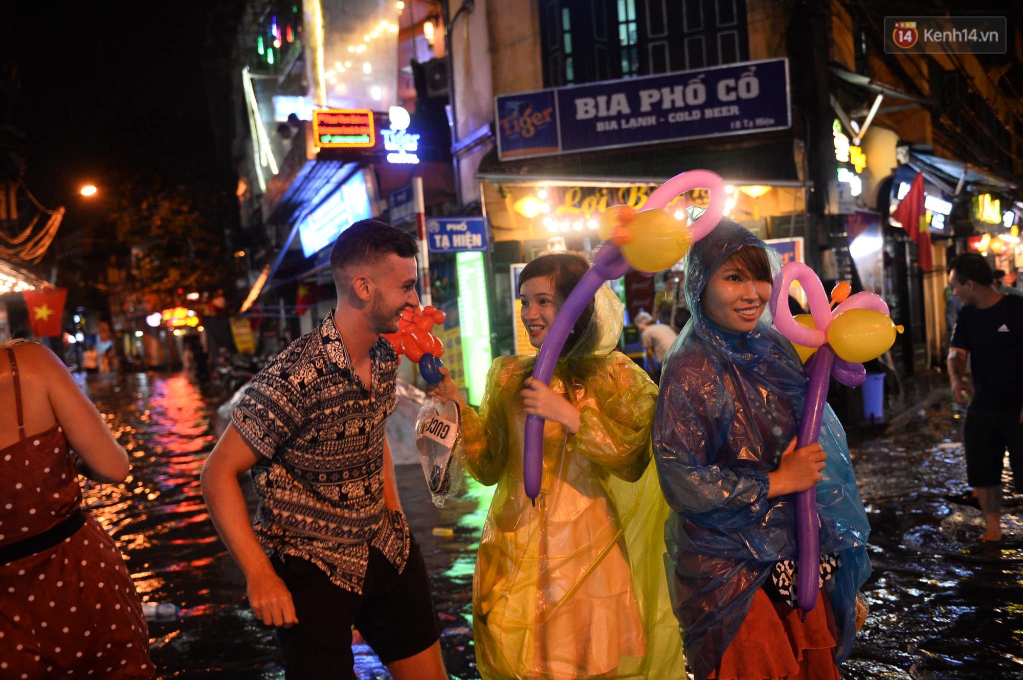 Hà Nội: Phố tây Tạ Hiện - Lương Ngọc Quyến mênh mông nước, nhiều cặp đôi phải cõng nhau di chuyển