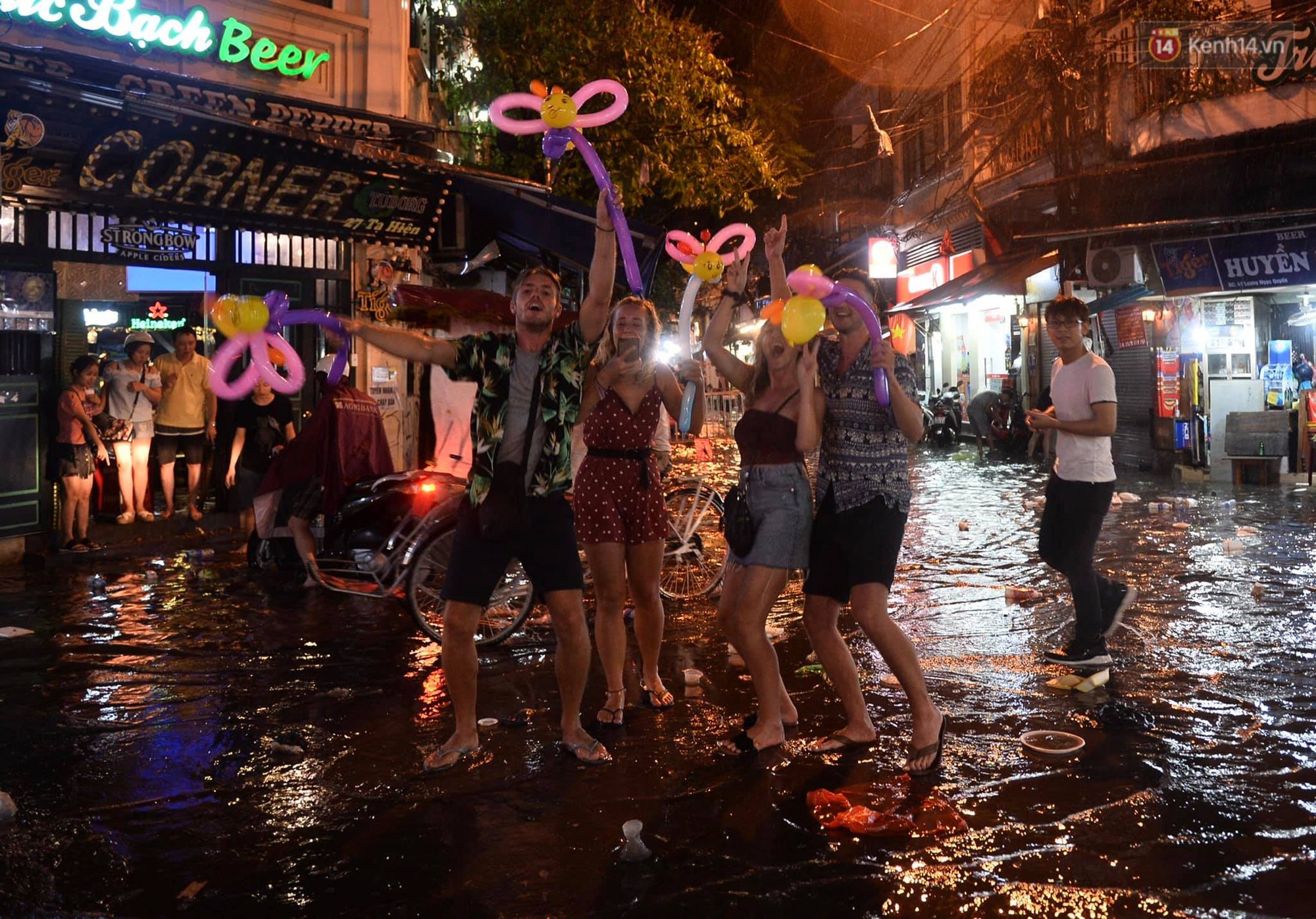 Hà Nội: Phố tây Tạ Hiện - Lương Ngọc Quyến mênh mông nước, nhiều cặp đôi phải cõng nhau di chuyển