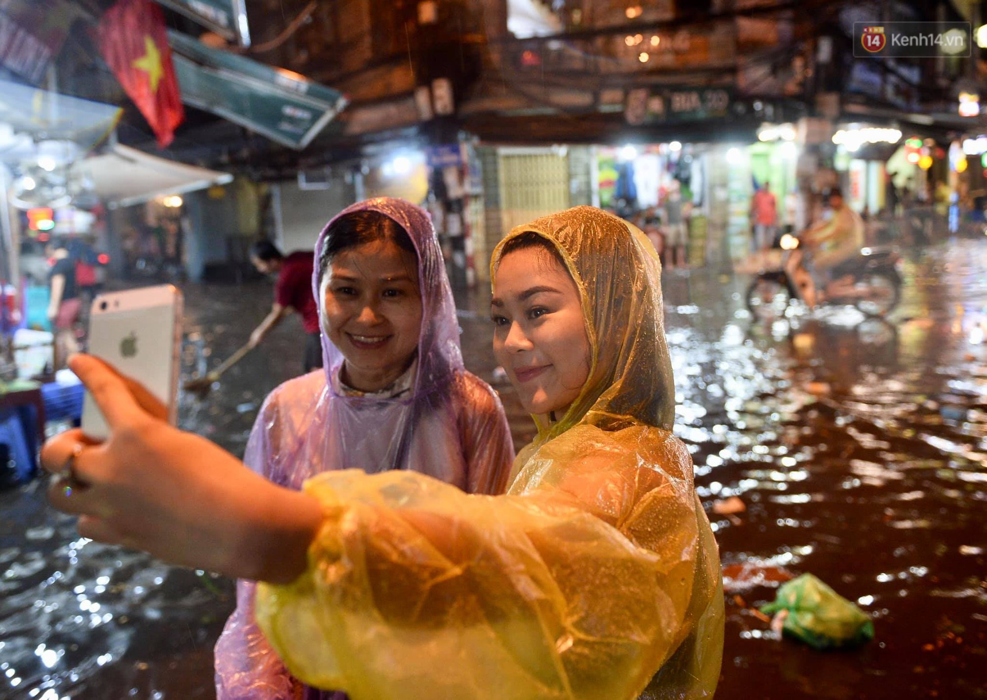 Hà Nội: Phố tây Tạ Hiện - Lương Ngọc Quyến mênh mông nước, nhiều cặp đôi phải cõng nhau di chuyển