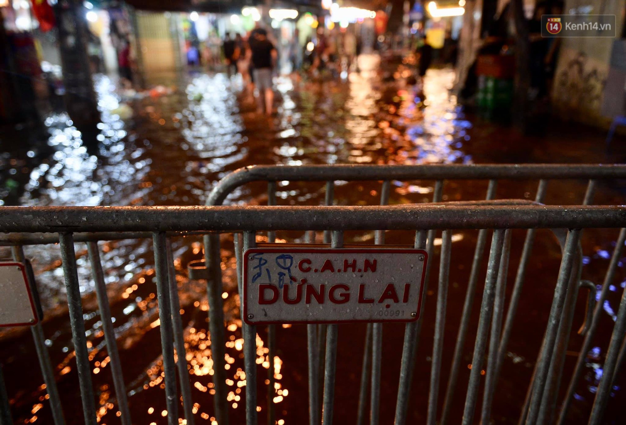 Hà Nội: Phố tây Tạ Hiện - Lương Ngọc Quyến mênh mông nước, nhiều cặp đôi phải cõng nhau di chuyển