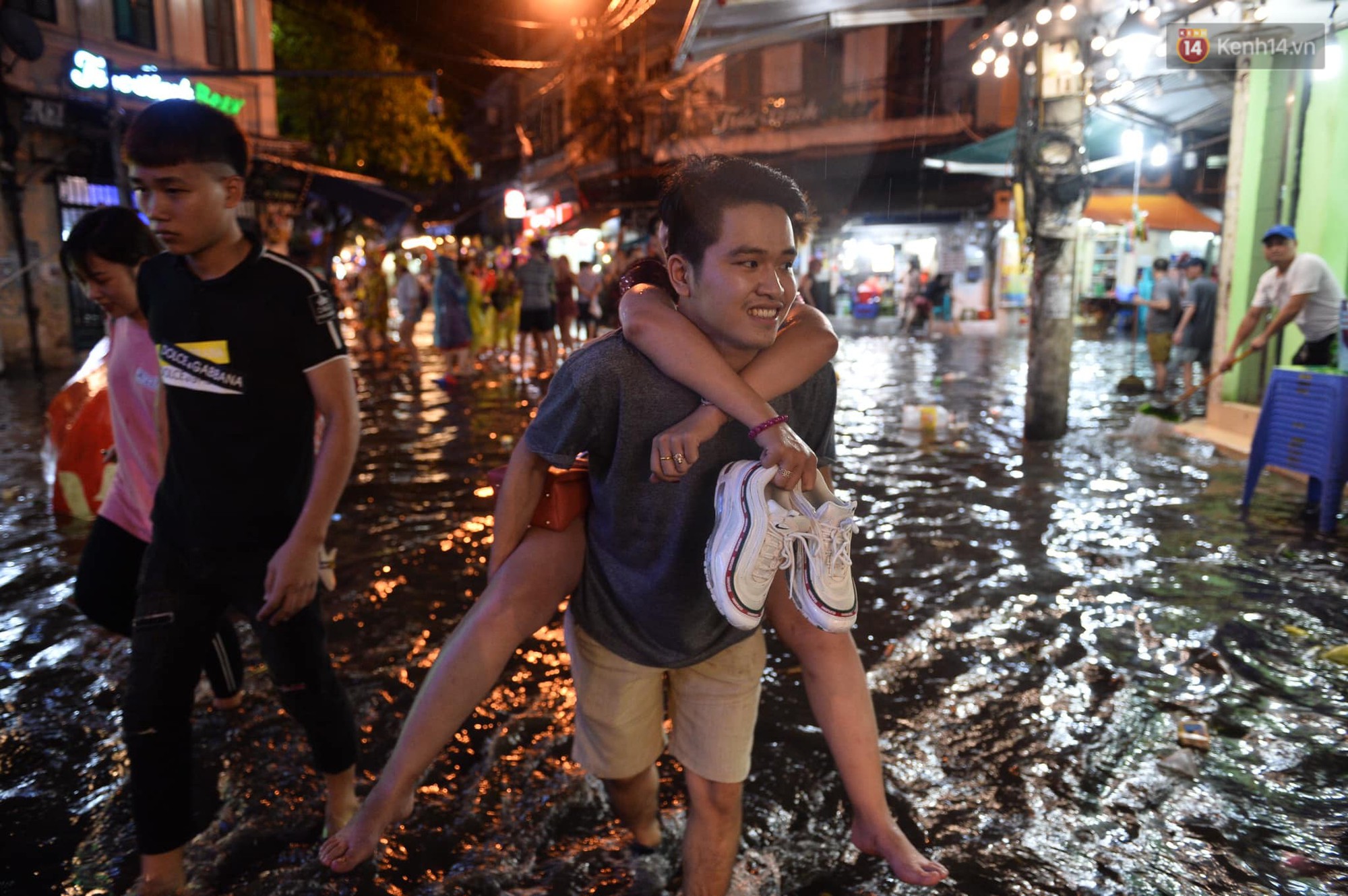 Hà Nội: Phố tây Tạ Hiện - Lương Ngọc Quyến mênh mông nước, nhiều cặp đôi phải cõng nhau di chuyển