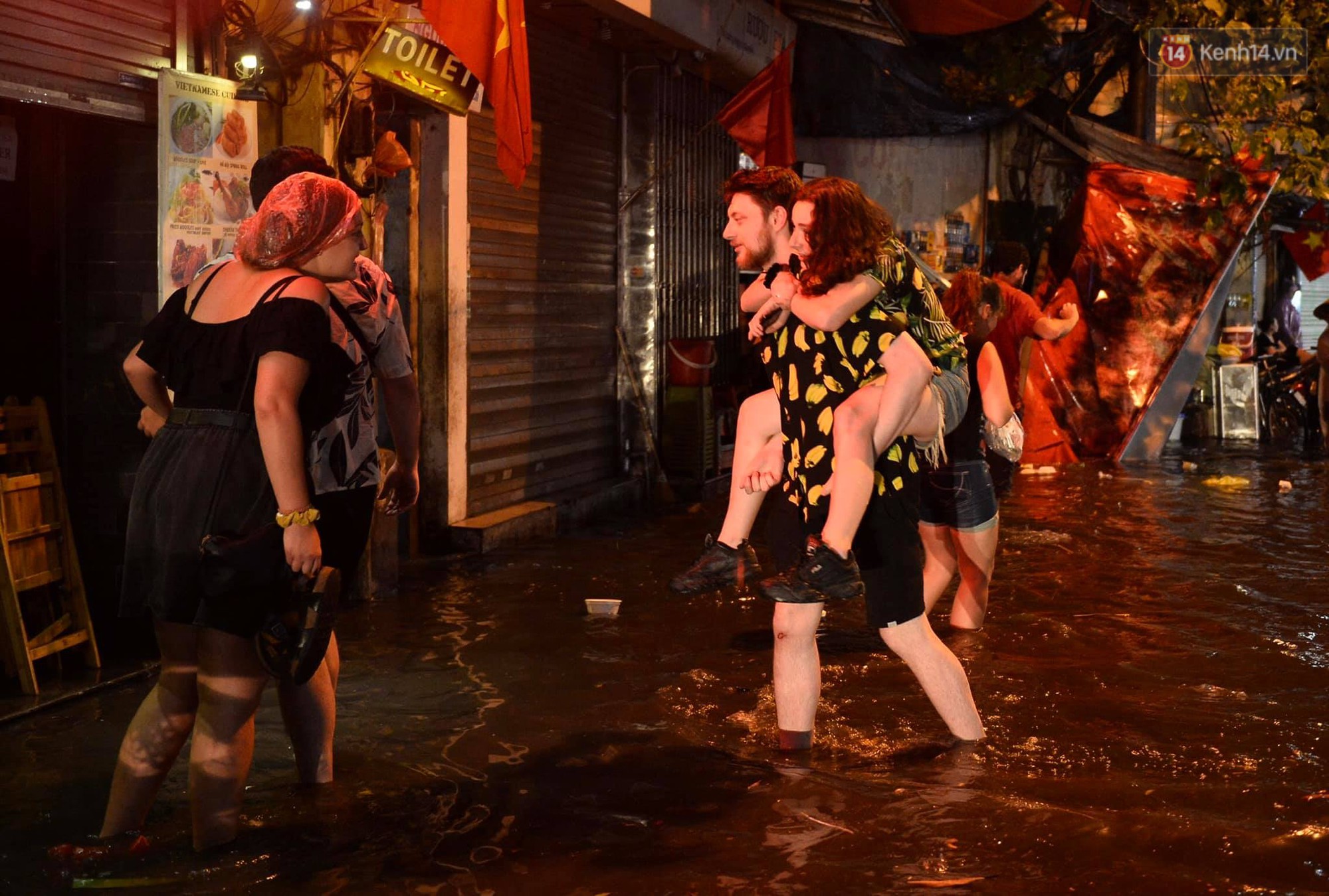 Hà Nội: Phố tây Tạ Hiện - Lương Ngọc Quyến mênh mông nước, nhiều cặp đôi phải cõng nhau di chuyển