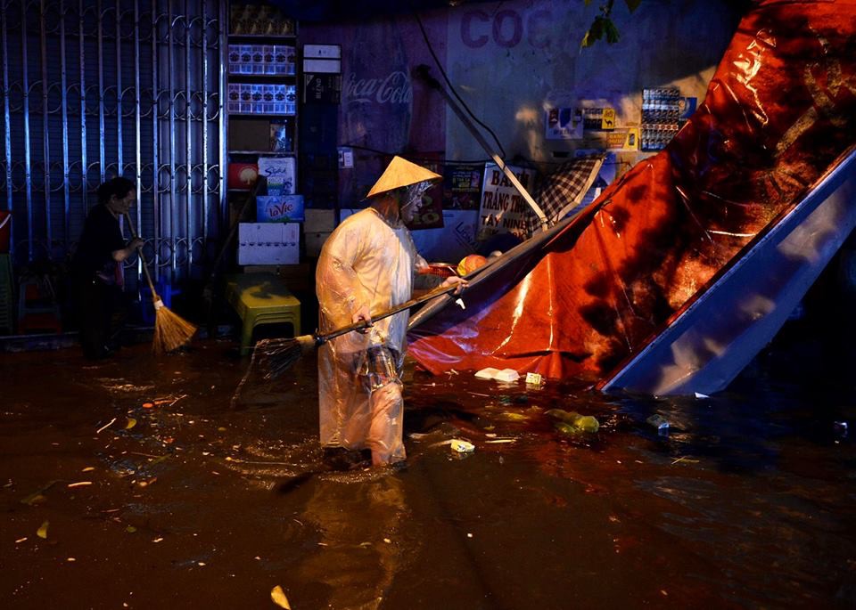 Hà Nội: Phố tây Tạ Hiện - Lương Ngọc Quyến mênh mông nước, nhiều cặp đôi phải cõng nhau di chuyển
