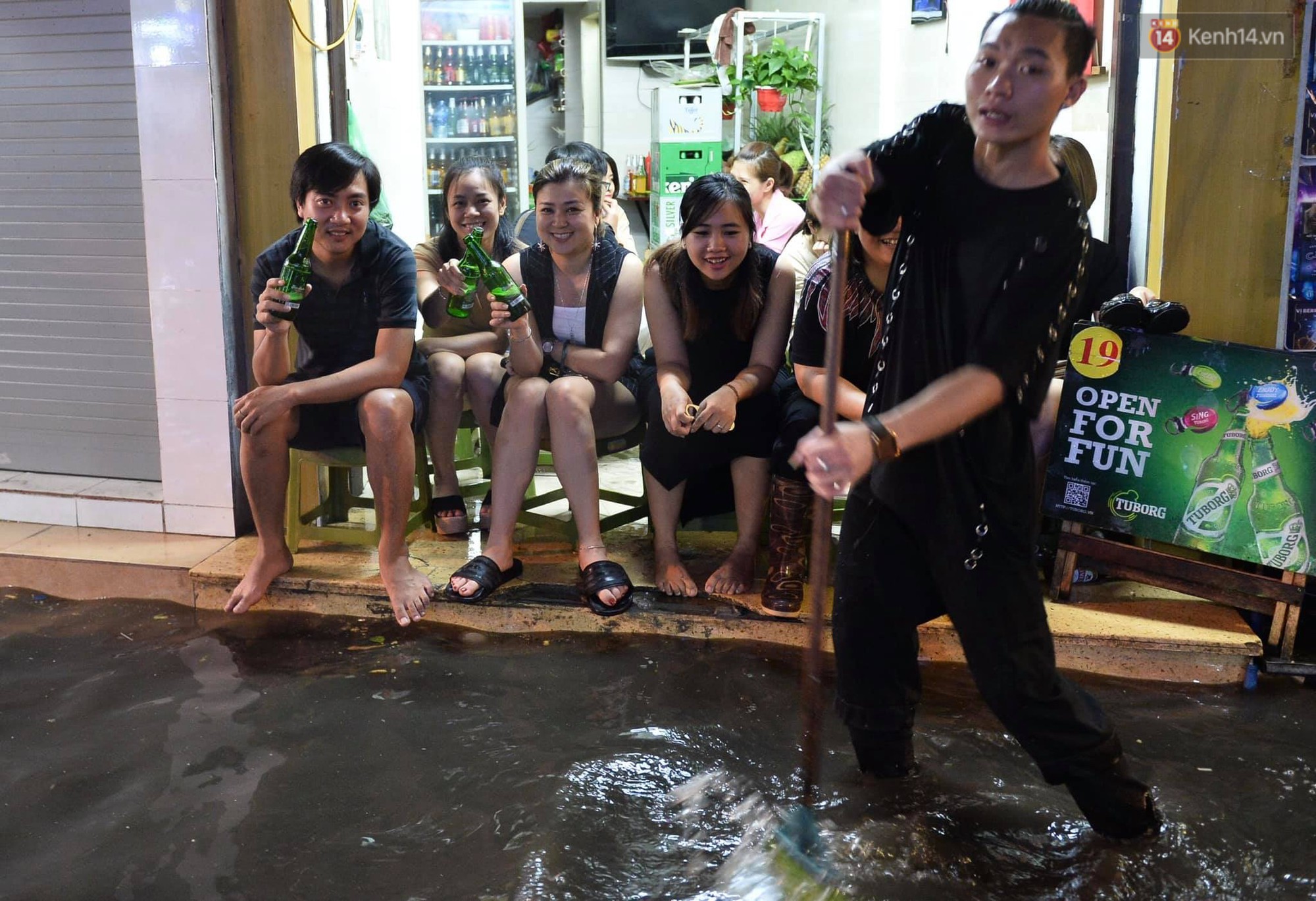 Hà Nội: Phố tây Tạ Hiện - Lương Ngọc Quyến mênh mông nước, nhiều cặp đôi phải cõng nhau di chuyển